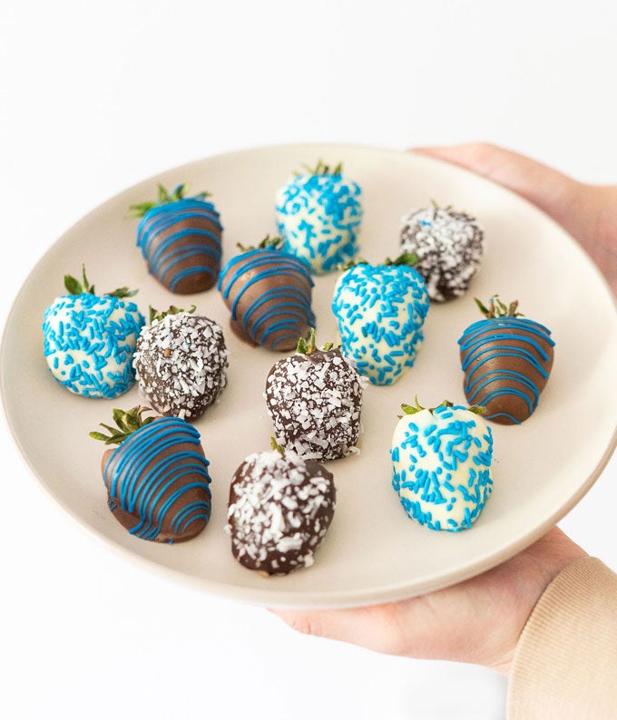 E-194_A1.jpg Baby Boy Chocolate Covered Strawberries - Image 2