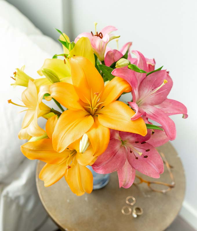 F-667_A2.jpg Stunning Lily Bouquet - Image 3