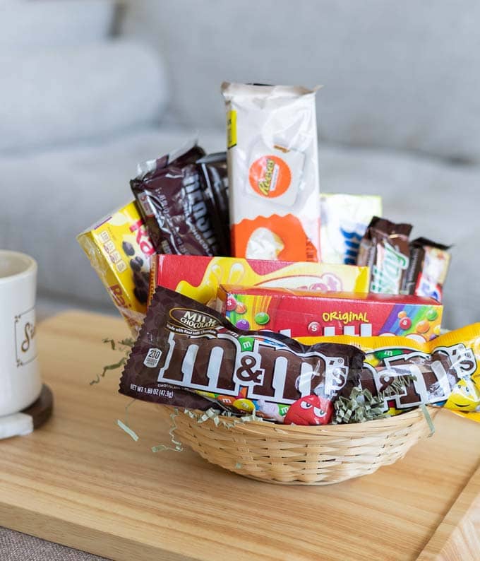 FYF-854_A3.jpg Everyone's Favorite Candy Basket - Image 4